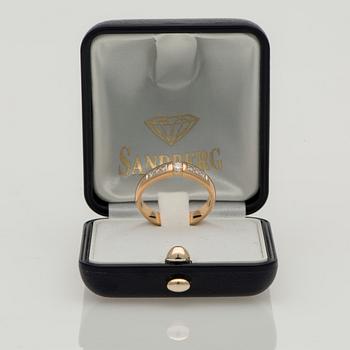 RING, 18K guld, briljantslipade diamanter. Vikt ca 4,5 g.