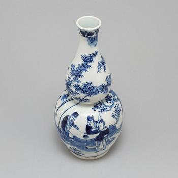 A late 19th century Chinese porcelain vase, Qing dynasty.