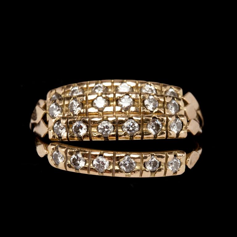 RING, 14k guld med briljantslipade diamanter tot ca 0,40 ct. Vikt ca 4 g.