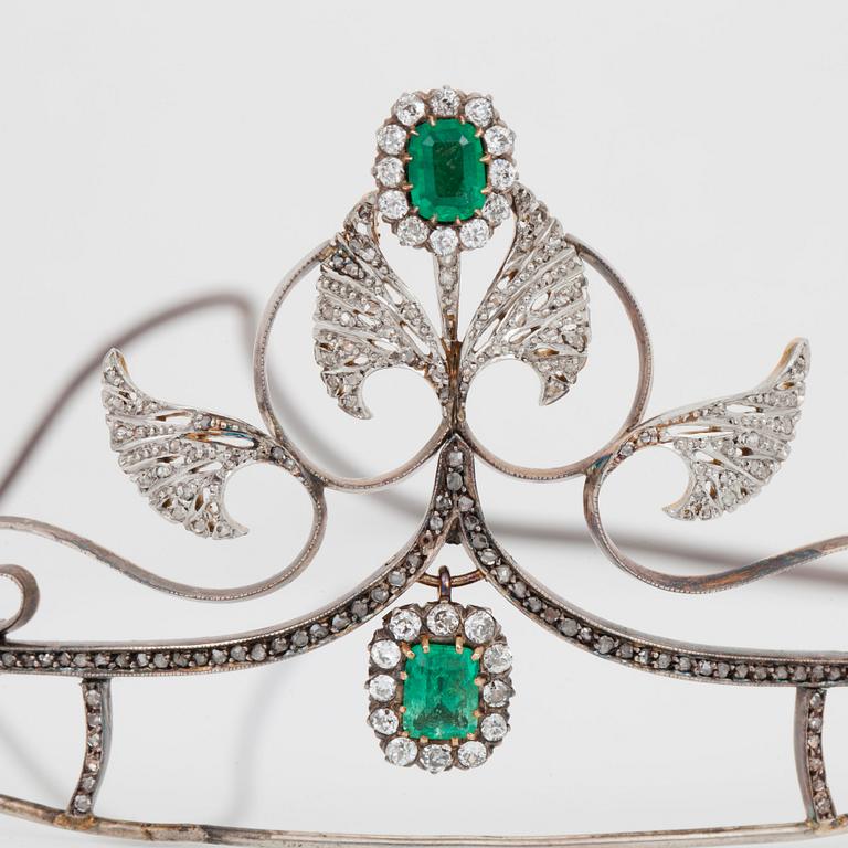 TIARA i jugendstil, med smaragder och diamanter totalt ca 1.00 ct. Ca 1910.