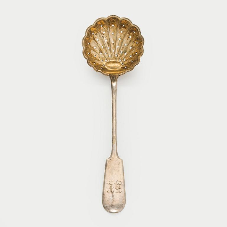 Kermakko ja sokerikko, hopea, 1939, Kultakeskus, ja sirotinlusikka, 1921 Helsinki.