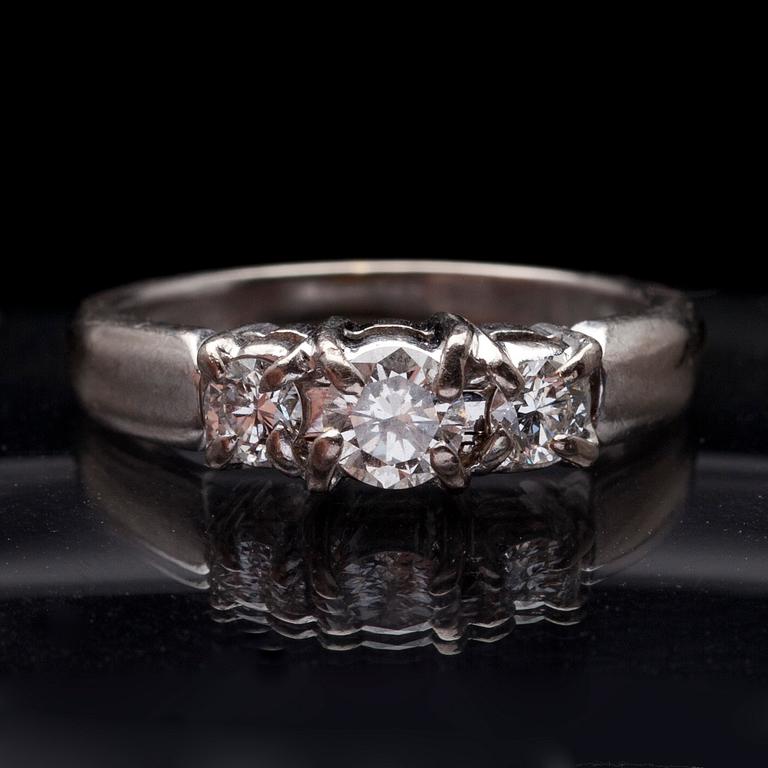RING, vitguld 14K, 3 briljantslipade diamanter, tot. ca 0,30 ct. Kultaseppä J. Toivola Ingå 1981. Vikt 4,8 g.