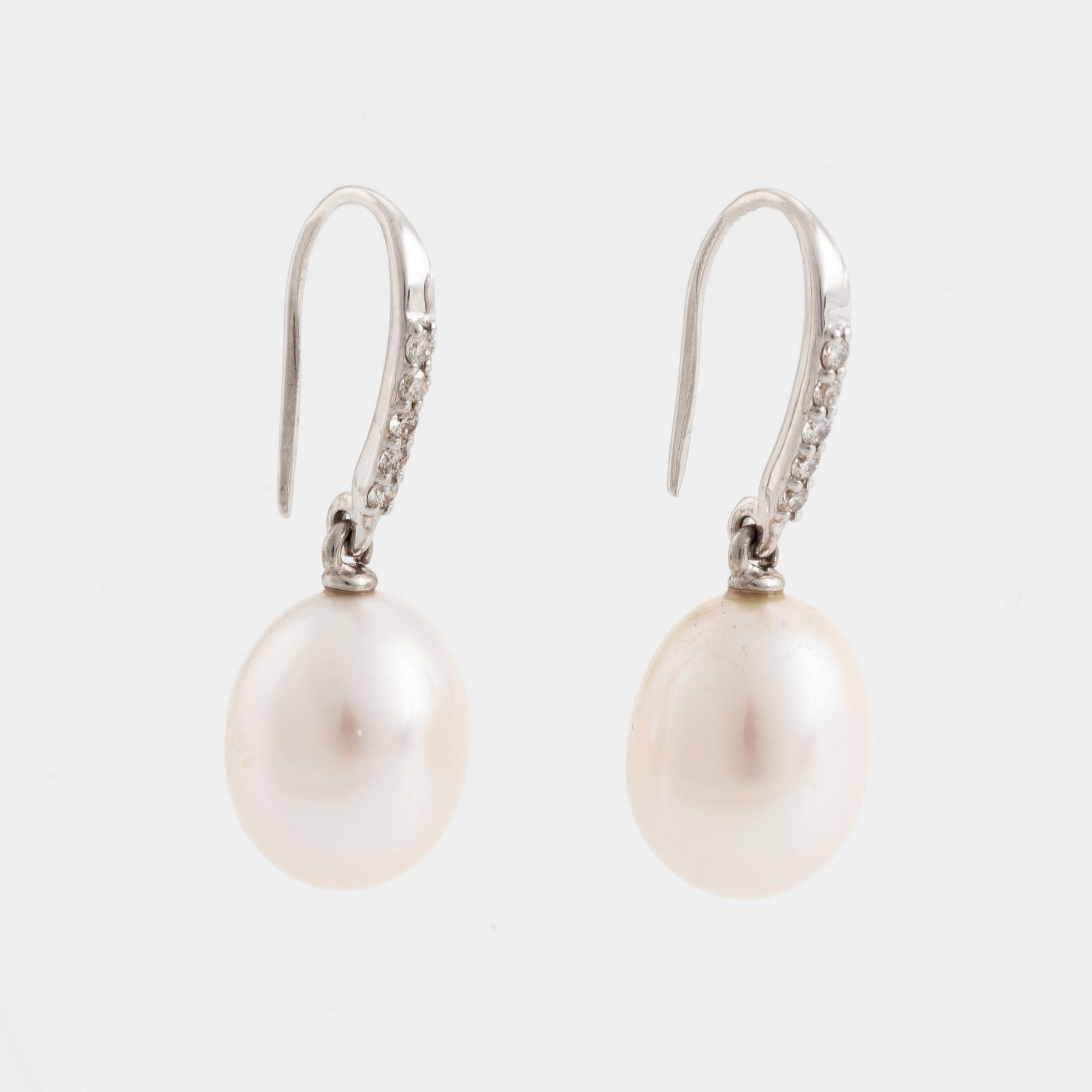 Örhängen med sötvattenspärlor och briljantslipade diamanter.