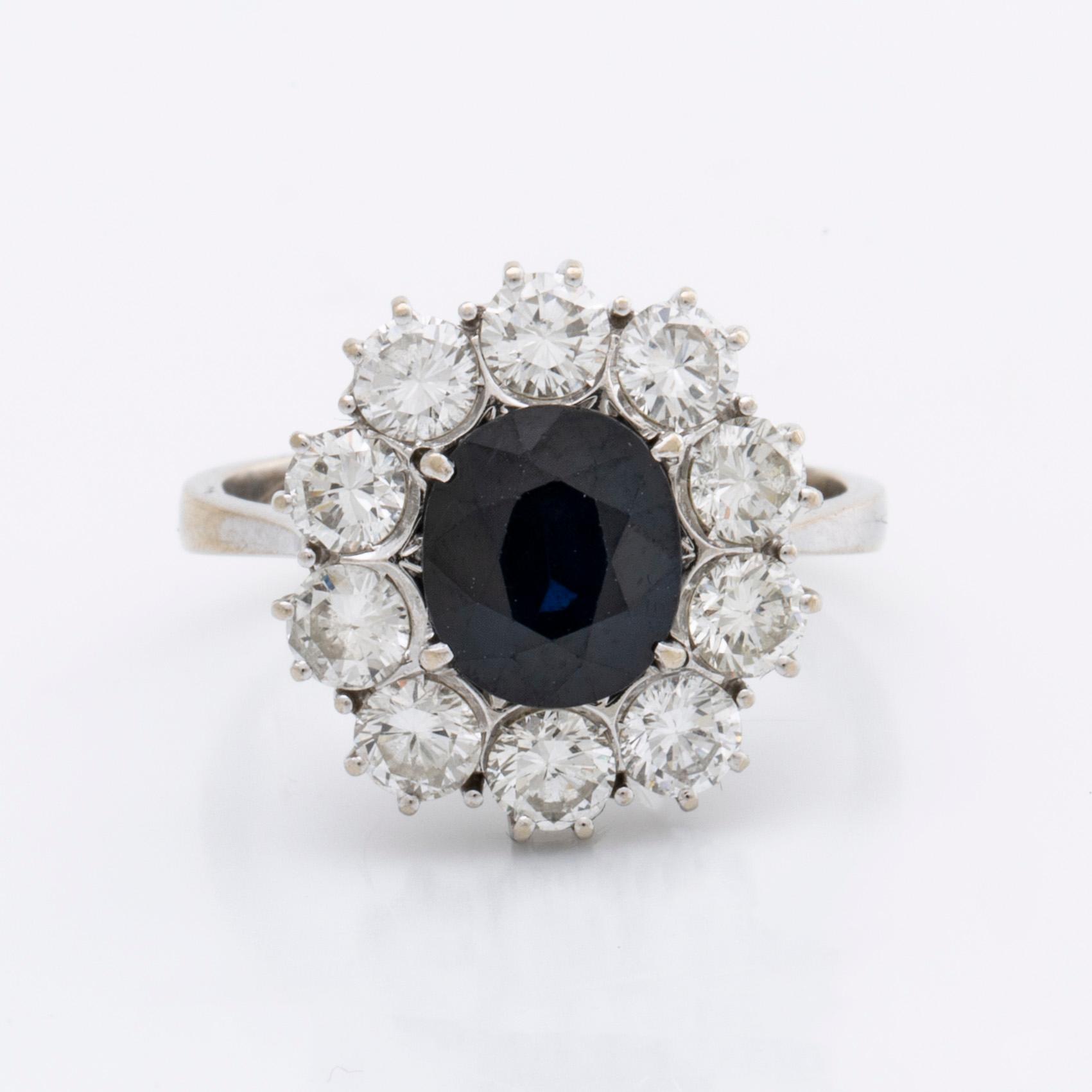 SAPPHIRE RING 18K whitegold 1 sapphire approx 9 x 7 mm and brilliant-cut diamonds approx 1,5 ct.