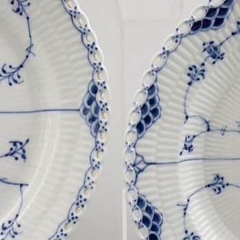 Matservis, 84 delar, porslin, "Musselmalet", Royal Copenhagen, Danmark.
