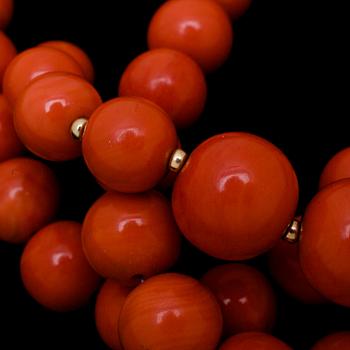 GARNITYR/COLLIER, korall. 1900-talets första hälft.