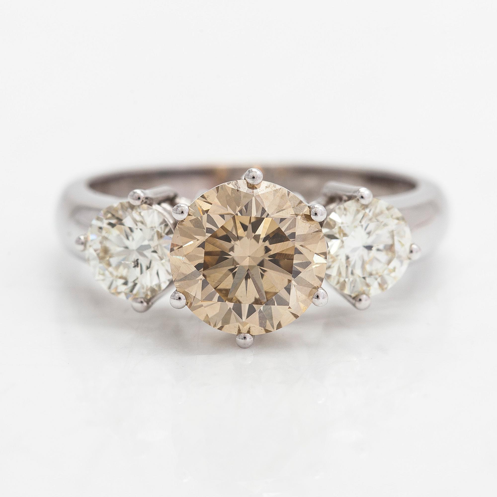 Ring, 18K vitguld, med 3 briljantslipade diamanter ca 3.00 ct totalt. Med IGI and SJL- sertifikat.