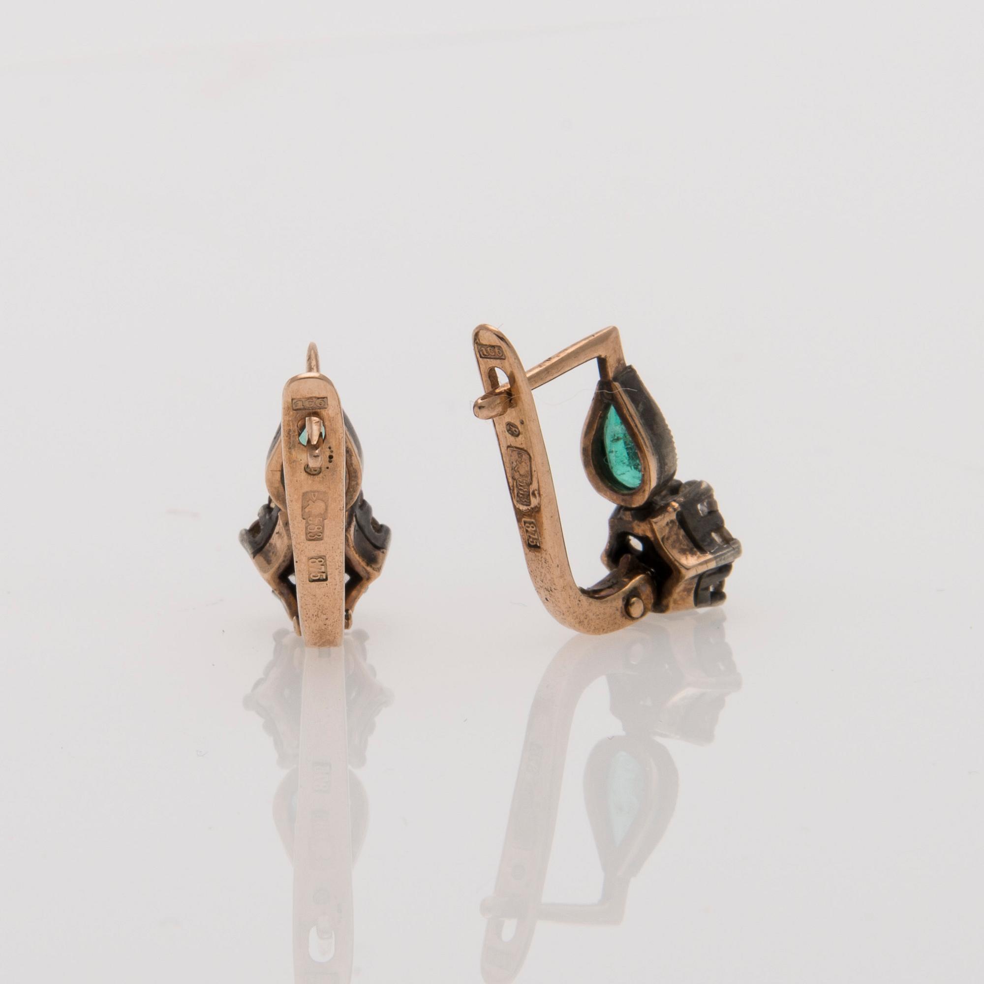 ÖRHÄNGEN, guld, silver, smaragder totalt ca 0,70 ct, diamanter ca 0,60 ct. Sovjetunion. Vikt 3,7 g.