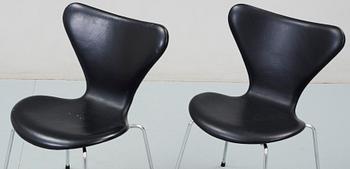 STOLAR, ett par "Sjuan", Arne Jacobsen för Fritz Hansen, 1981.