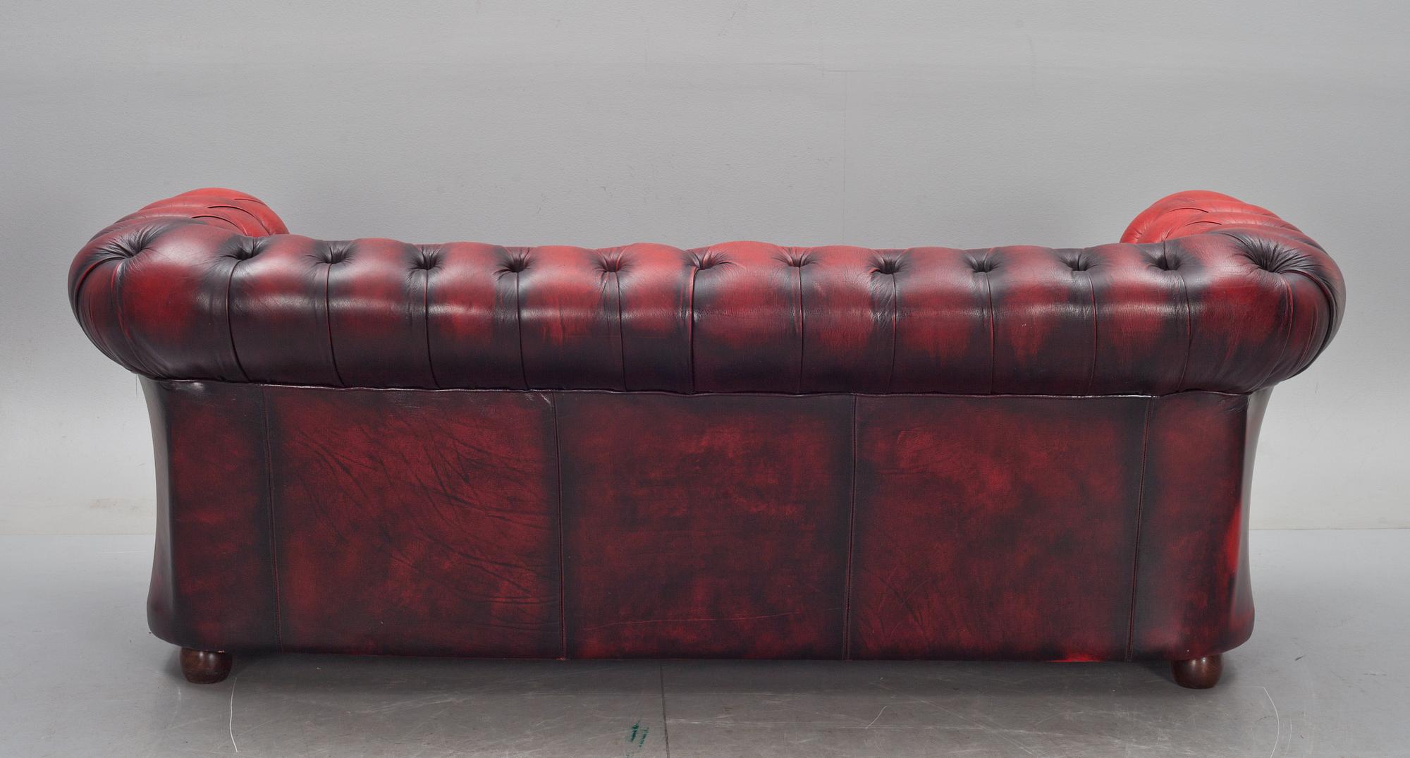 SOFFA OCH FÅTÖLJ, Winchester England. 1900-talets andra hälft. Sk. Chesterfield-modell.