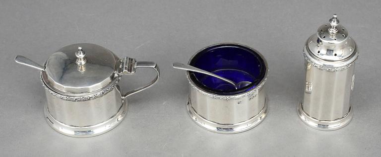 SENAPSBÄGARE, PEPPARSTRÖARE, SALTKAR, silver och glas. Birmingham, 1900-talets första kvartal. Silvervikt ca 120 gram.