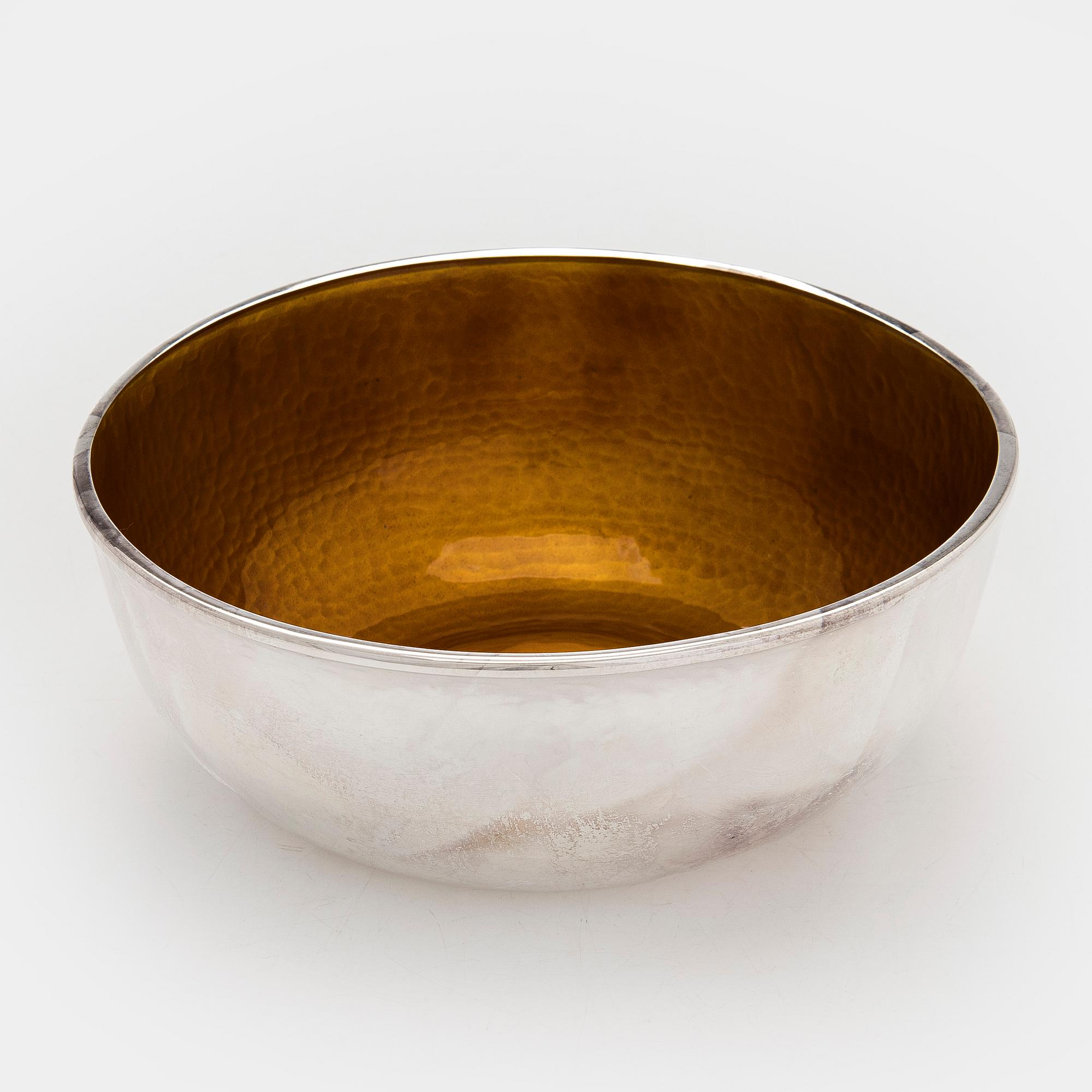 A. Tillander, skål, sterlingsilver och emalj. Helsingfors 2005.