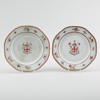 TALLRIKAR, 2 st snarlika, porslin, Kina, Qianlong 1736-1795.