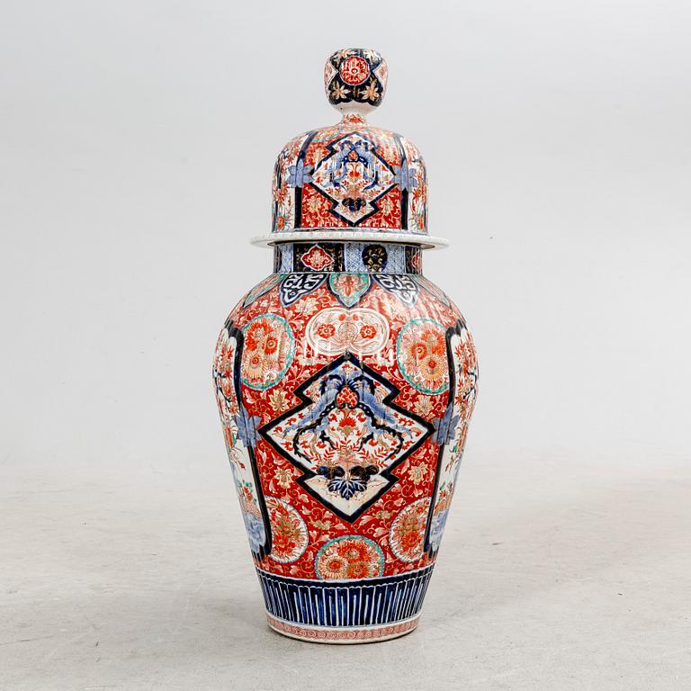 A Japanese Imari porcelain urn 19th century.