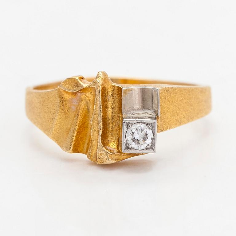 Björn Weckström, ring, "Amalthea", 18K guld, platina och diamant ca 0.06 ct enligt gravyr. Lapponia 1980.