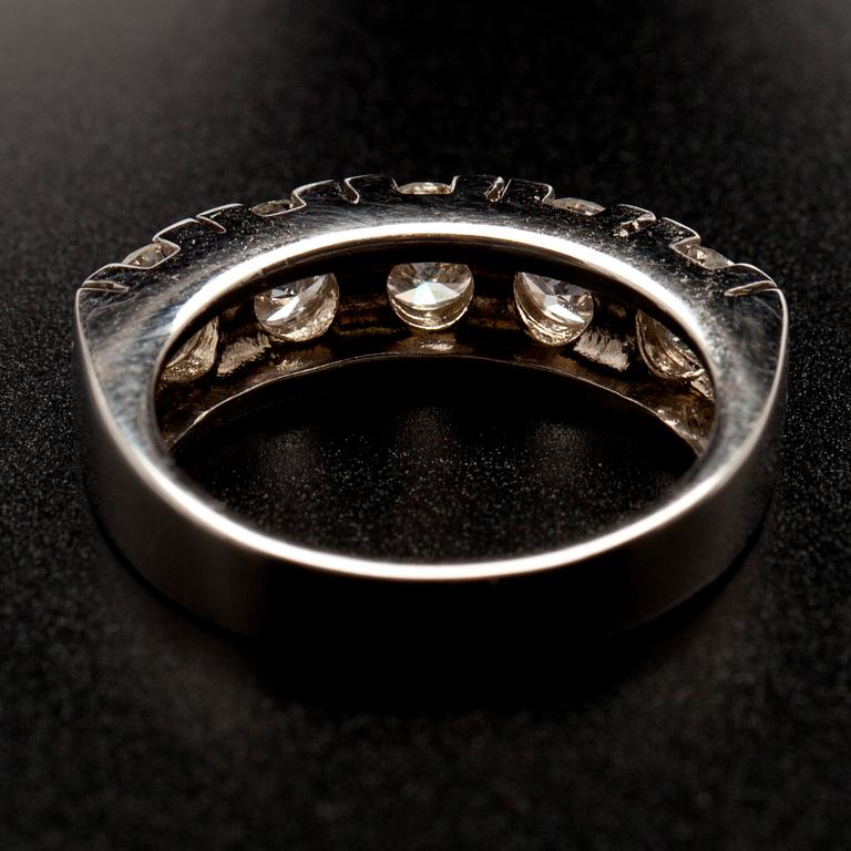 RING, vitguld 14K, 5 briljantslipade diamanter tot. 2,09 ct. Vikt 6,9 g.