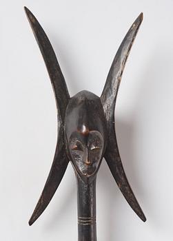 Skulptur samt masker, 2 st, enligt uppgift Mossi, Abron respektive Yaure, Elfenbenskusten, 1900-talets andra hälft.