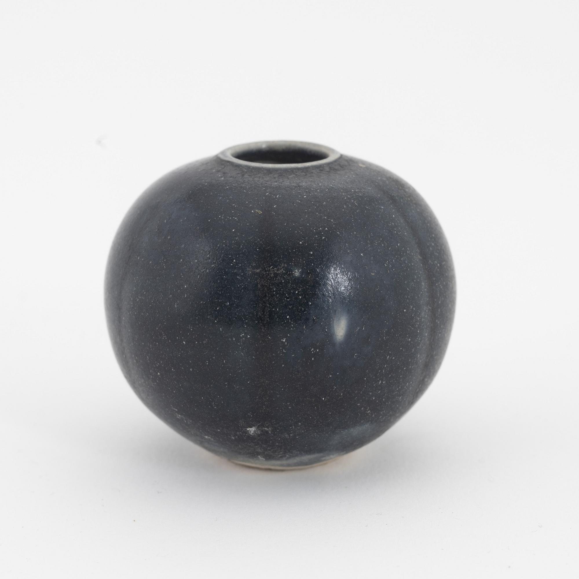 A Vietnamese small ceramic vase, 15th/16th century, "Hoi An".