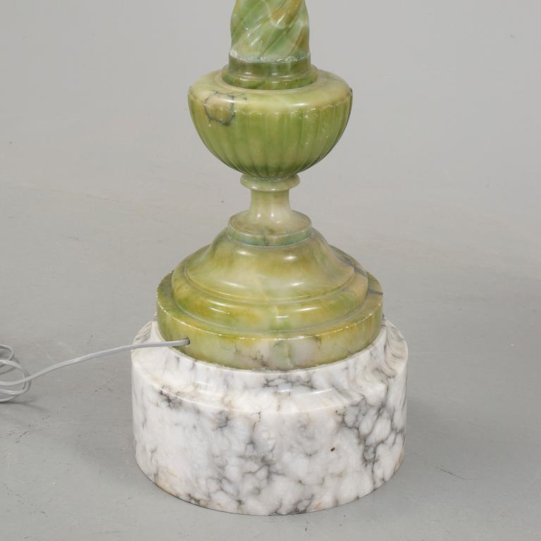 GOLVLAMPA, alabaster, 1900-talets första hälft.