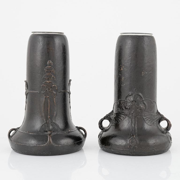 Elsa Kock och Hugo Elmqvist, två snarlika vaser, Stockholm, Jugend, tidigt 1900-tal.