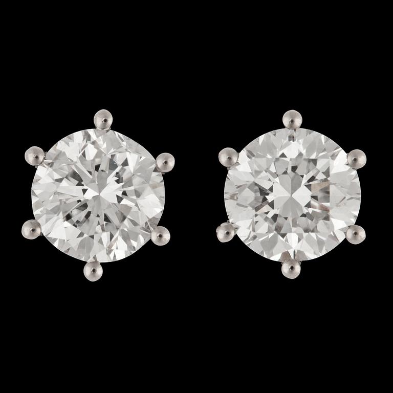 A pair of brilliant cut diamond earrings, tot. 2.06 cts.