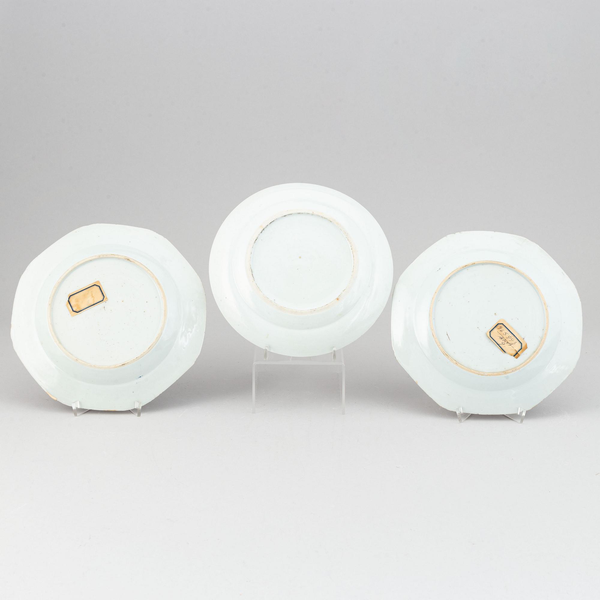 A set with three Chinese dinner plates, Qing dynasty, 18th/19th Century.
