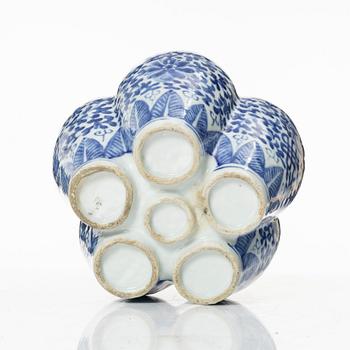 A blue and white tulip vase, Qing dynasty, 19th century.
