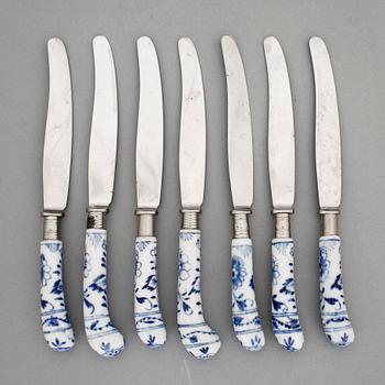 KNIVAR, 7 stycken med porslinsskaft. Meissen, tidigt 1900-tal.