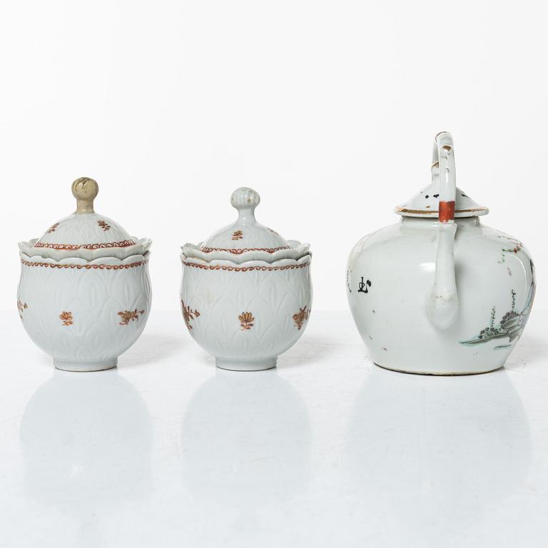 Cremekoppar med lock, ett par, 1700-tal samt tekanna 1900-tal.