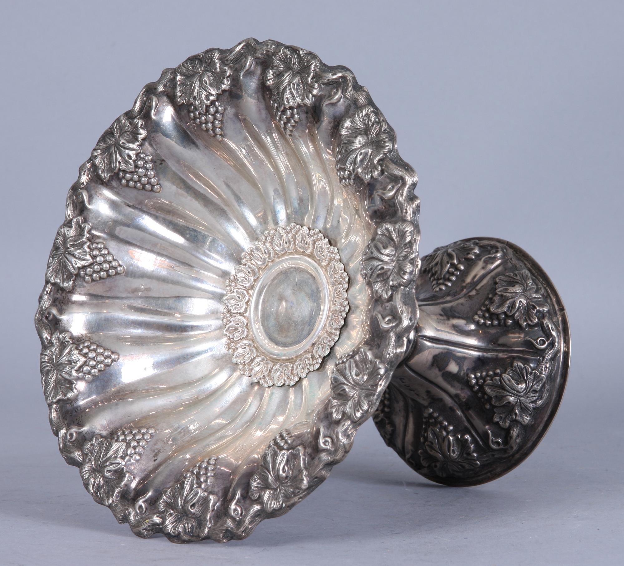 SKÅL PÅ FOT, silver, otydliga stämplar. 406 gram.