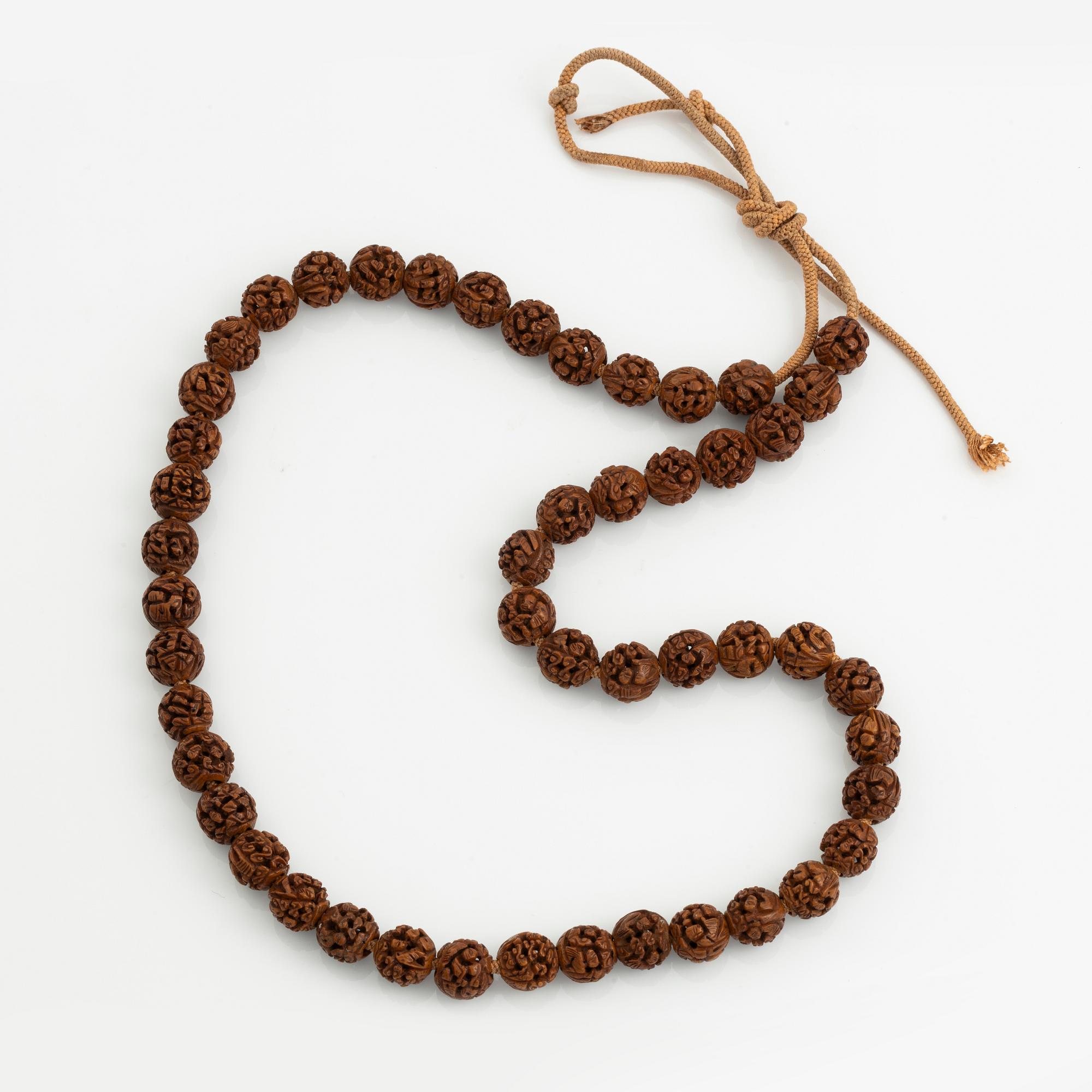 A set with two seals, two jade plaques and a necklace with sculptured beads, Qing dynasty.