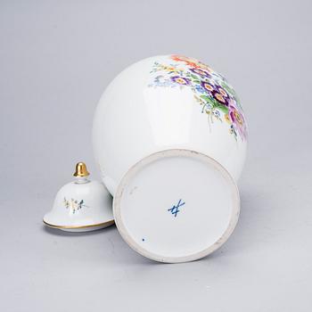 URNA MED LOCK, Meissen 1900-tal.