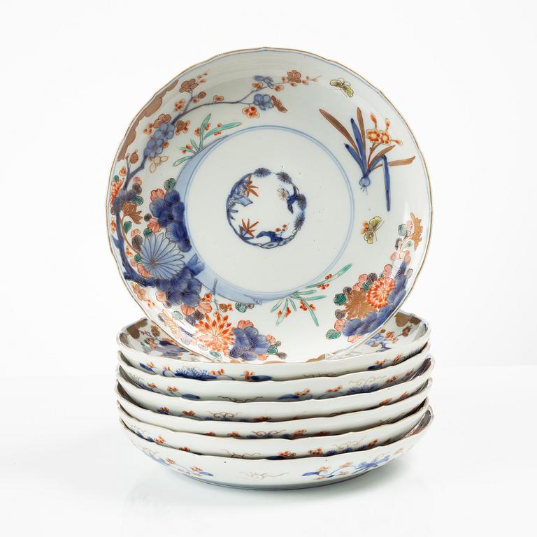 Fat och tallrikar, 14 stycken, porslin, Japan, Meiji (1868-19.