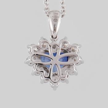 HÄNGE, 18K vitguld med briljantslipade diamanter 0.42 ct  samt hjärtslipad blå safir, 1.26 ct. Vikt 3,5 gram.