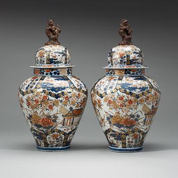 A pair of  imari vases with covers, Samson, 1800-tal.