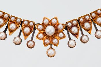 A NECKLACE WITH PEARLS.