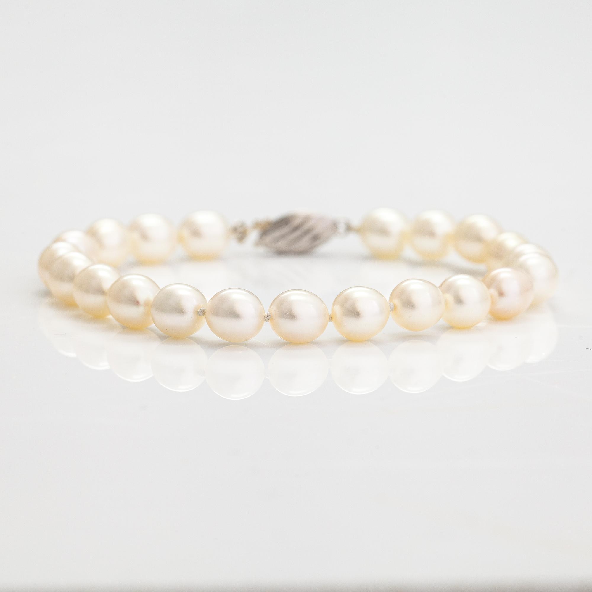 A pearl collier and bracelet with cultured pearls and silver clasps. Pirami.