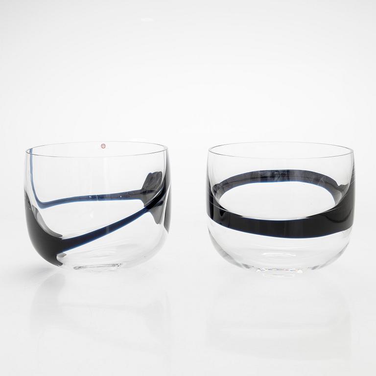 Timo Sarpaneva, skålar, 2 st 3042 "Blues" den andra är signerad Timo Sarpaneva Iittala 1988.
