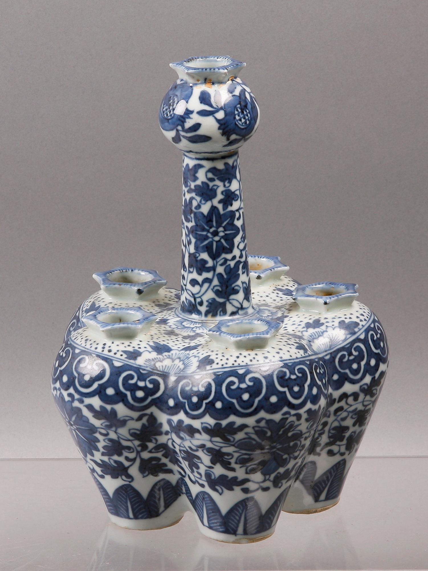 TULPANVAS, porslin, Kina, 1800/1900-tal.