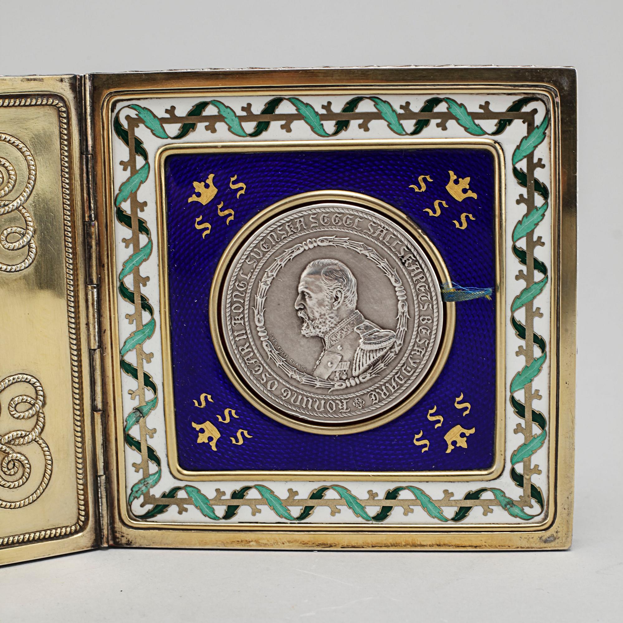 A silver medal and case, case from C G Hallberg in Stockholm 1899.