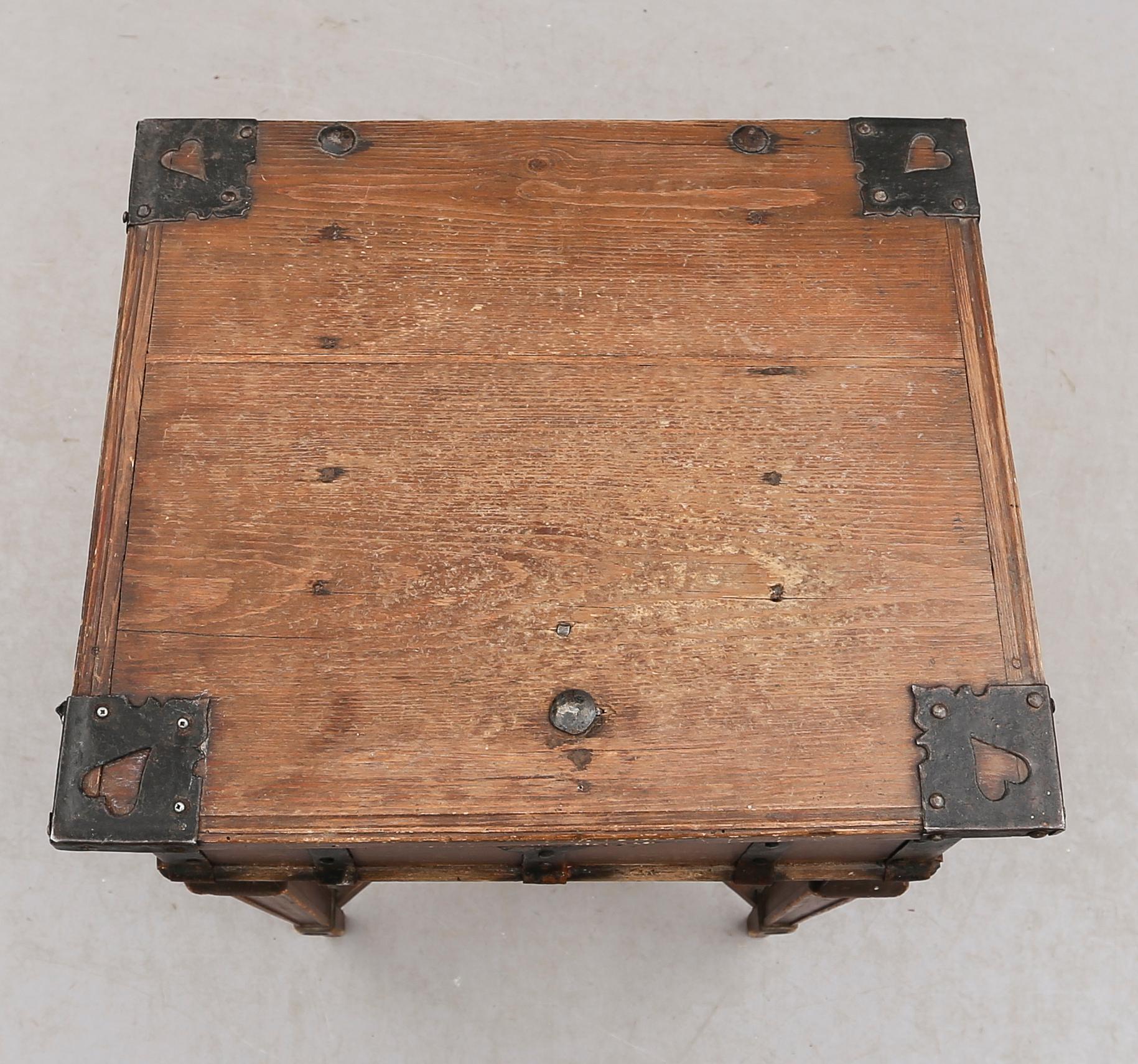 SKRIN PÅ BENSTÄLLNING, 1700- och 1900-tal.