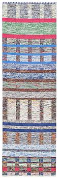 137. MATTA. Trasmatta av Josef Franks textilier. 400 x 130 cm. Design av Cilla Ramnek. Handvävd av Vandra Rugs.