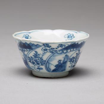 KOPPAR med FAT, tre stycken, porslin. Qingdynastin, Kangxi (1662-1722).