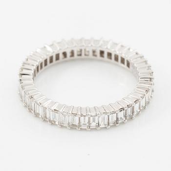 Ring, helallians, 18K vitguld med baguettslipade diamanter.