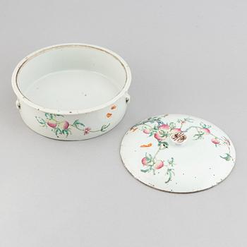 A Chinese porcelain  lidded dish, turn of the century 1900.
