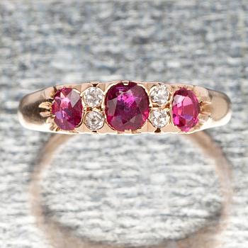 RING, guld 18K med 3 st rubiner tot. ca 0,70 och 4 st gammalslipade diamanter tot 0,08 ct. Vikt 3,4 g.