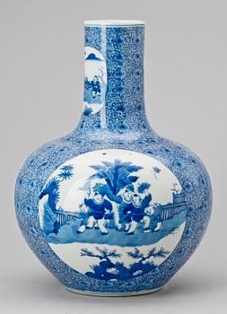 VAS, porslin, Kina, 1800/1900-tal.