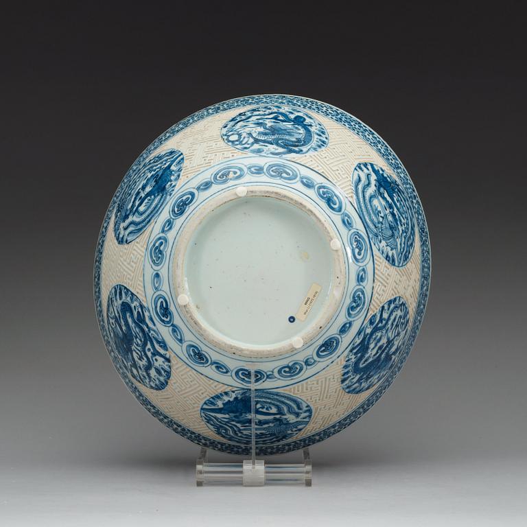 A large blue and white Ling Ling bowl, Ming dynasty (1572-1620).