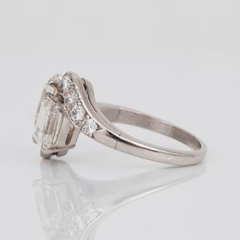 RING med briljant- och smaragdslipade diamanter.