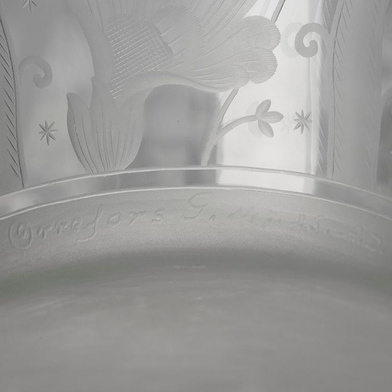 Simon Gate, an engraved Swedish Grace glass bowl on a plate, Orrefors, Sweden 1926, model 147.